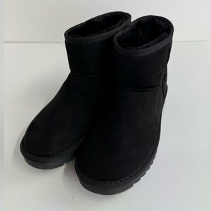 CUSHIONAIRE Black Cozy fur-lined boots size 8